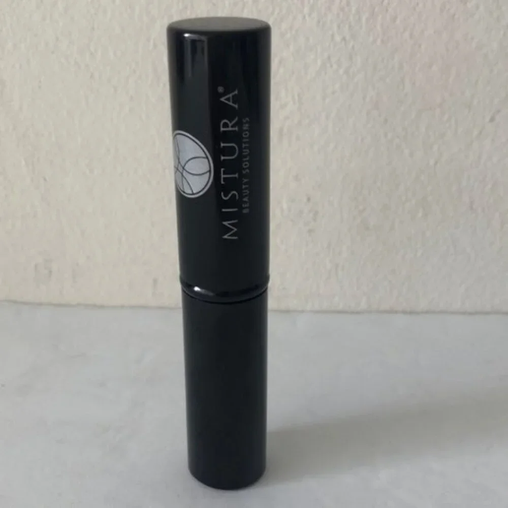 Mistura Beauty Solution Retractable Kabuki Brush for powder, bronzer, or blush